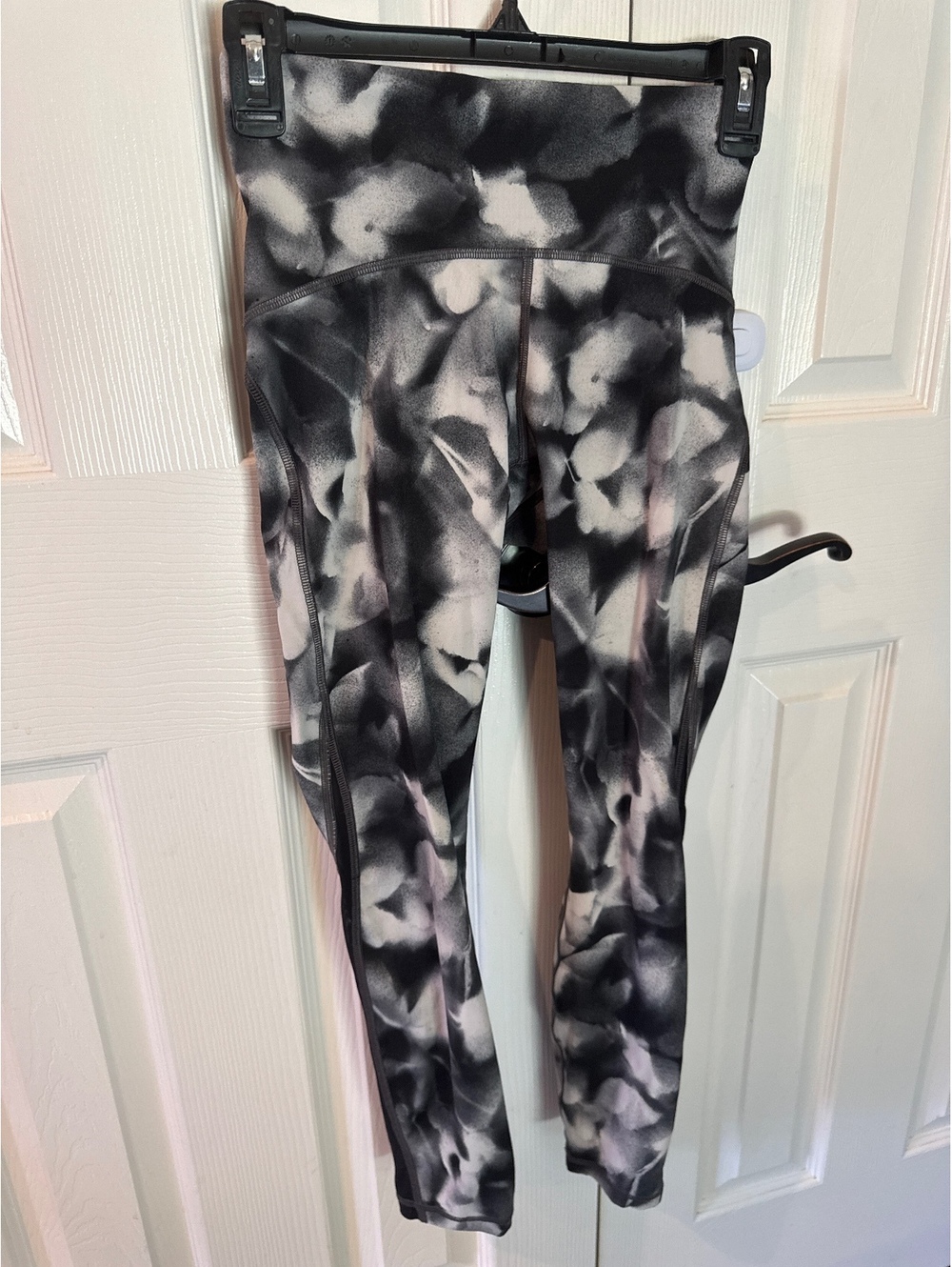 Lululemon High-Rise Black and White Patterned Leggings Size 4